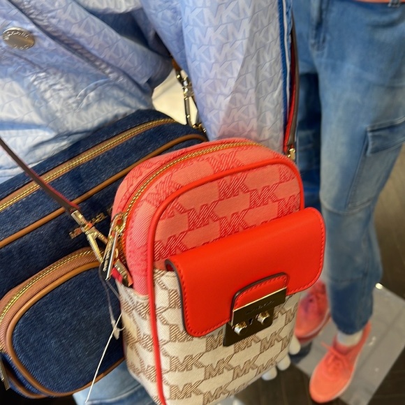 Michael Kors Sloan Editor Small Phone Logo Jacquard Crossbody
Grapefruit Multi - Picture 15 of 16